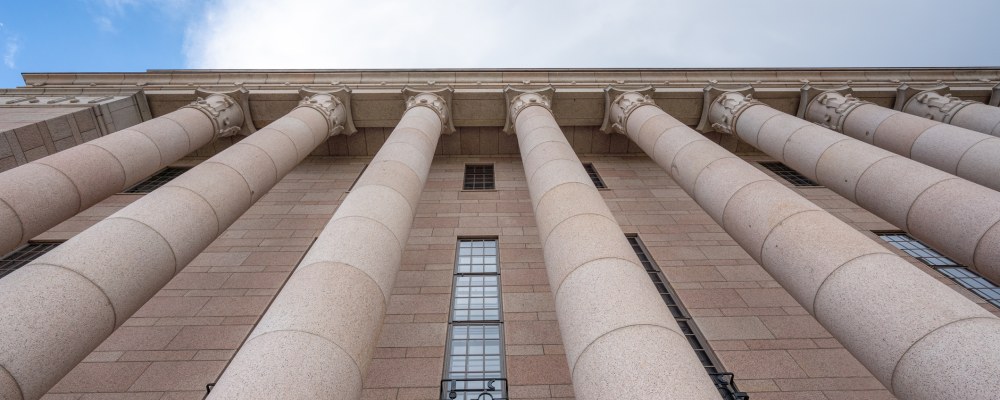 Eduskuntatalon pylväikköä kuvassa.