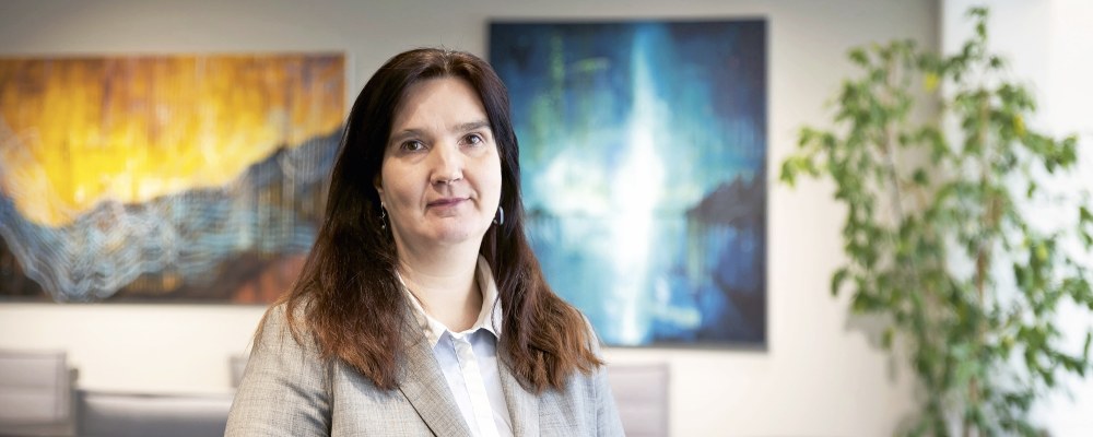 Susanna Bairoh seisoo TEKin Pasilan Loungessa.