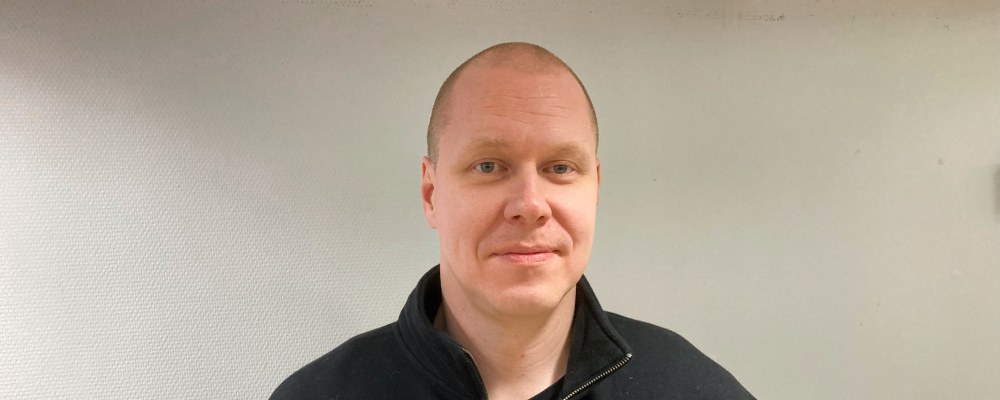 Petro Julkunen katsoo kameraan.