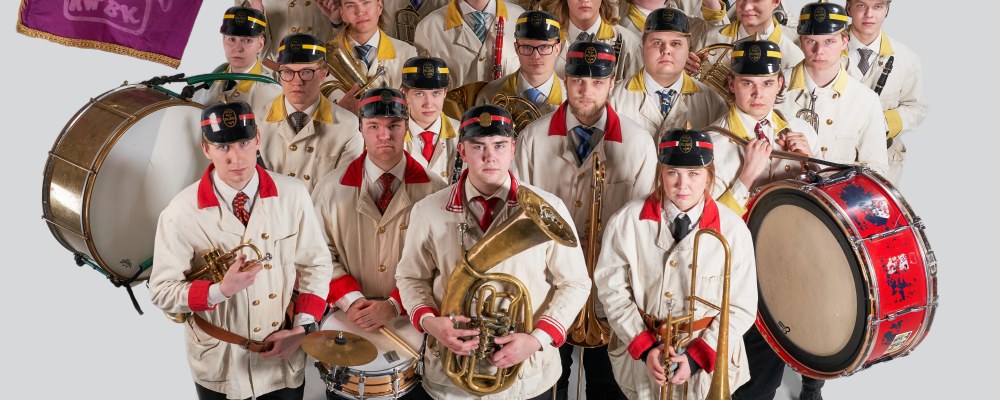 Retuperän WBK soittimineen kuvattuna harmaata taustaa vasten.