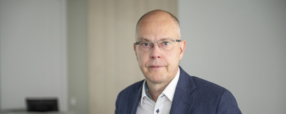 Teemu Hankamäki katsoo suoraan kameraan.