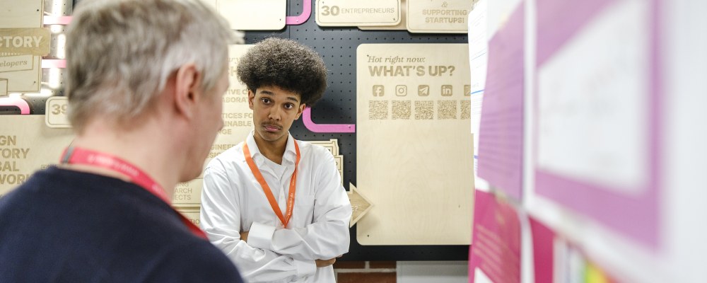 Manu Kiiskilä esittelee työtään Tutki-Kokeile-Kehitä 2024 finaalissa.