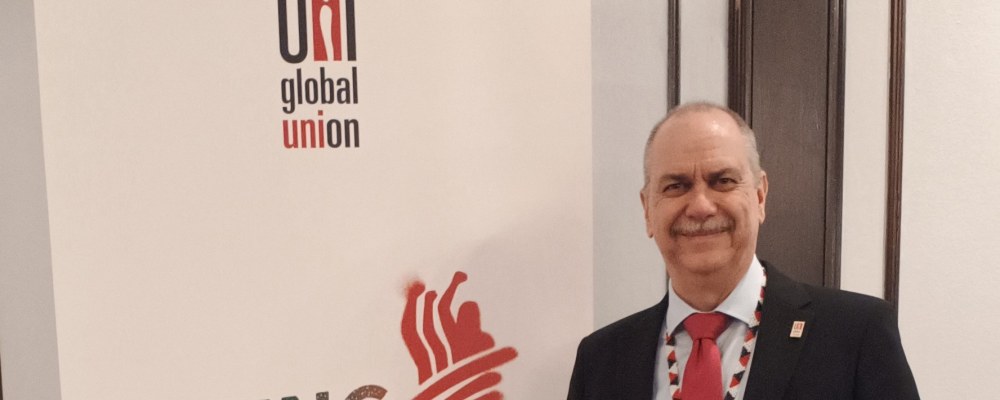 Daniel Valtakari katsoo iloisena kameraan.