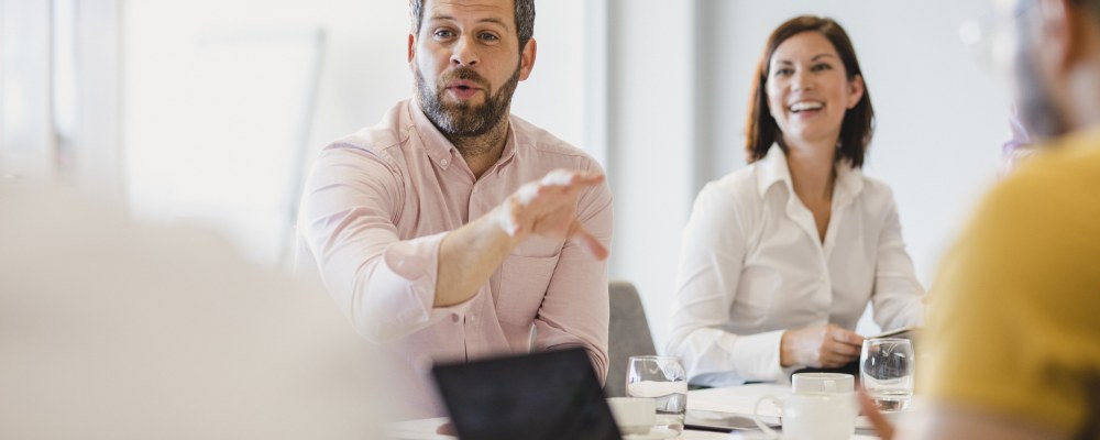 Henkilöitä kokouksessa.