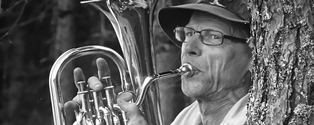 Antero Hakapää soittamassa torvea.