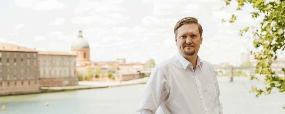 Bror Mikael Salmelin seisoo veden äärellä.