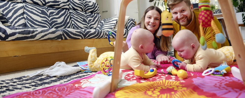 Maria Kultanen ja Lasse Heikkilä leikkivät kaksostensa kanssa.