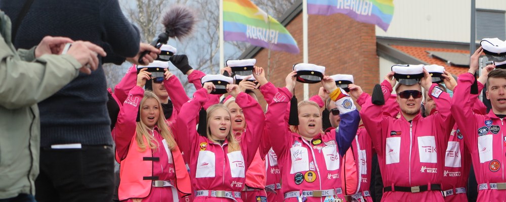 Joensuun teekkarit ovat pian painamassa päähänsä tupsulakit.