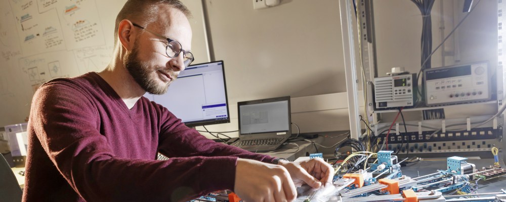 Teemu Salo työskentelee.