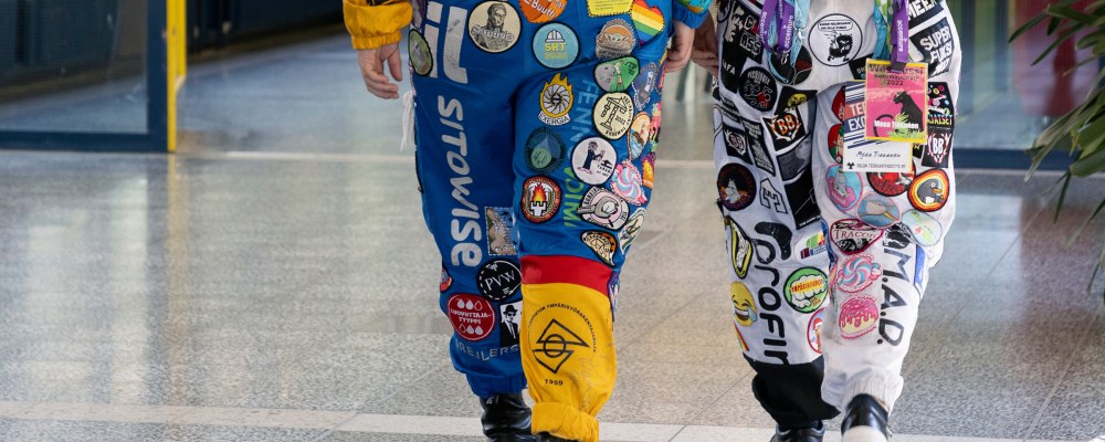 Kaksi teekkarihaalariin pukeutunutta kävelee.