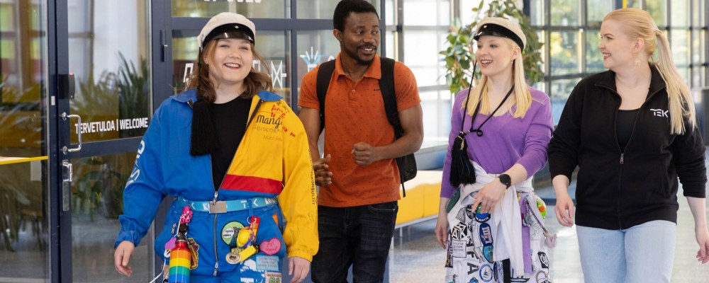 Opiskelijat kävelevät Oulun yliopiston käytävällä.