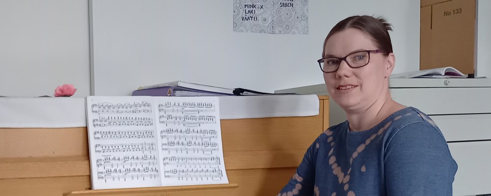 Saara Vehkala katsoo kameraan.