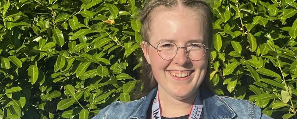 Aino Aulanko hymyilee kuvassa.