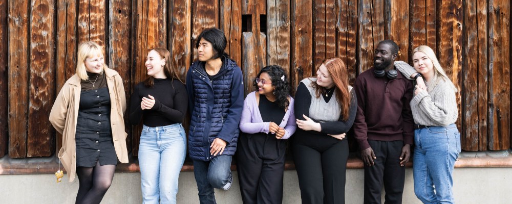 Teekkareita nojailemassa rennosti ulkoseinään Joensuussa.