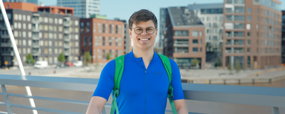 Juho Salmi taluttaa polkupyörää sillalla.