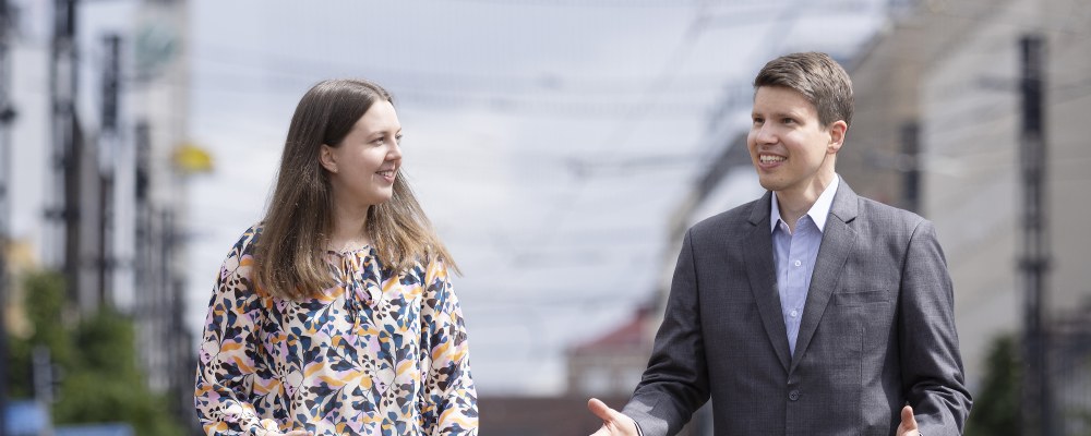 Anni Kujala ja Esko Sierla kävelevät ja juttelevat.