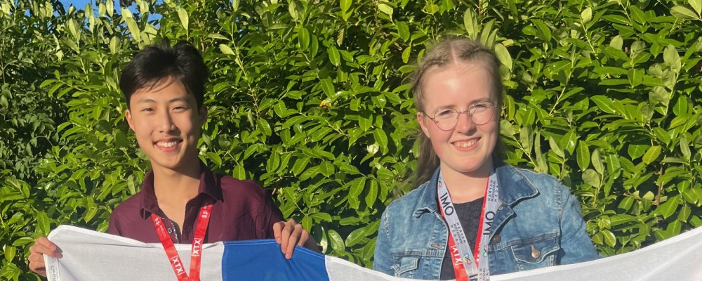 Zhongyi Li ja Aino Aulanko mitalit kaulassa.