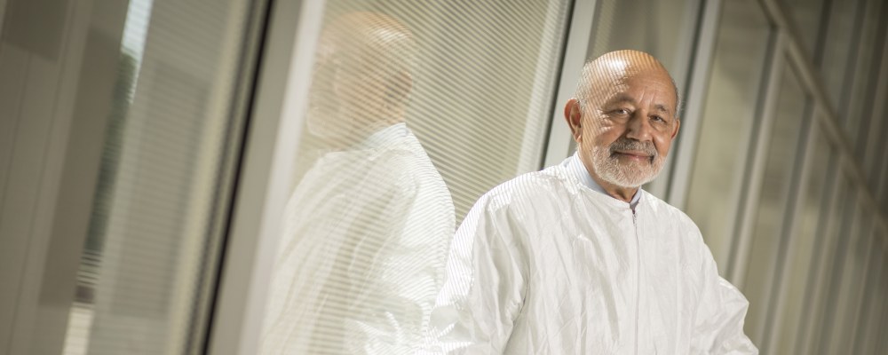 Bantval Jayant Baliga katsoo kameraan.