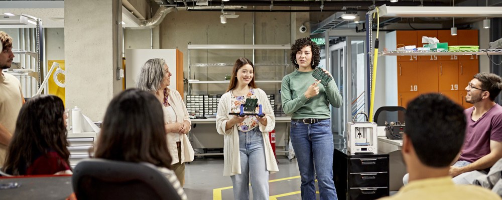 Nuoret esittelevät tutkimuksiaan.