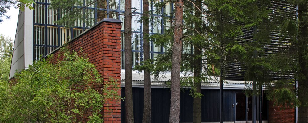 Kesäinen ulkokuva Otaniemen kappelista.