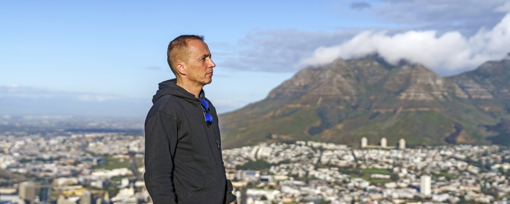 Osmo Korri seisoo takanaan Kapkaupunki.