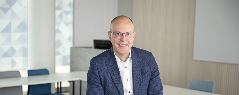 Teemu Hankamäki katsoo suoraan kameraan.