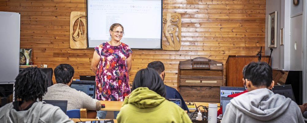 Eeva Nygren opettamassa luokan edessä.