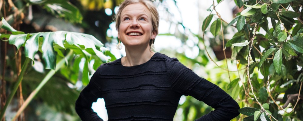 Eveliina Holmgren hymyilee kuvassa.