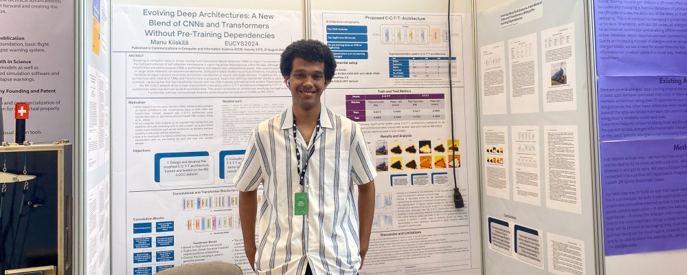 Manu Kiiskilä seisoo ständinsä edessä EUCYS-kilpailussa.