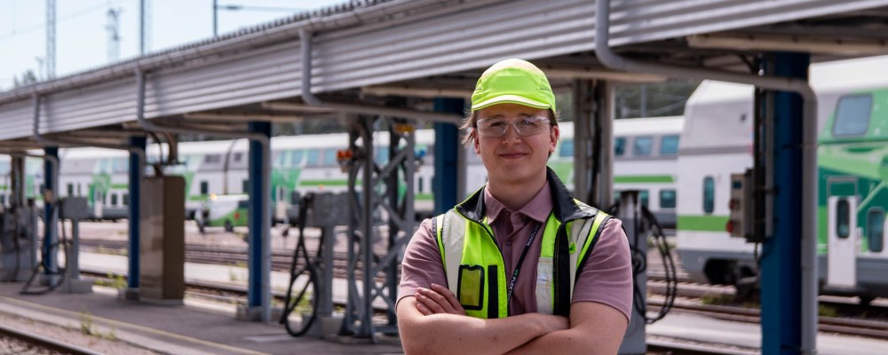 Manu Kangas seisoo ratapihalla.