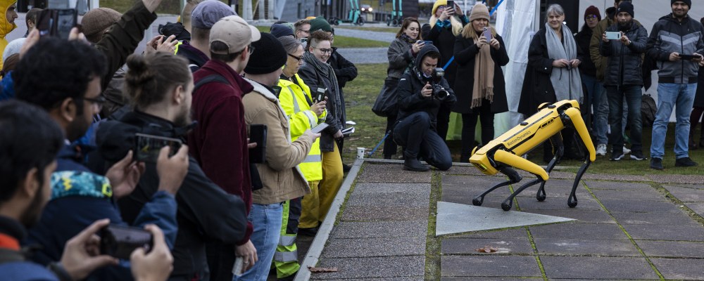 Spot-robottikoira kumartaa yleisölle.