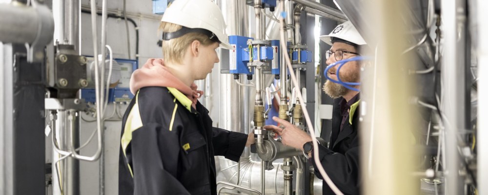 Henkilöitä labrassa.