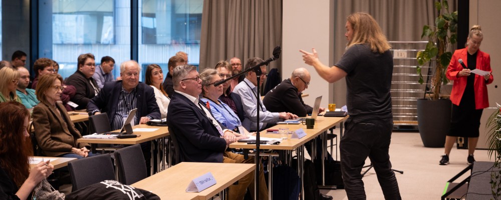 Tekoälykouluttaja Antti Meriluoto puhuu TEKin valtuustolle