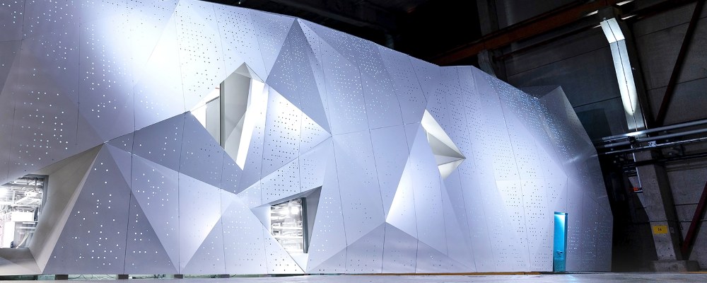 Valtava tietokone hallissa.