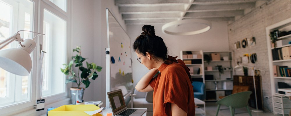 Nainen tekee yksin töitä toimistossa