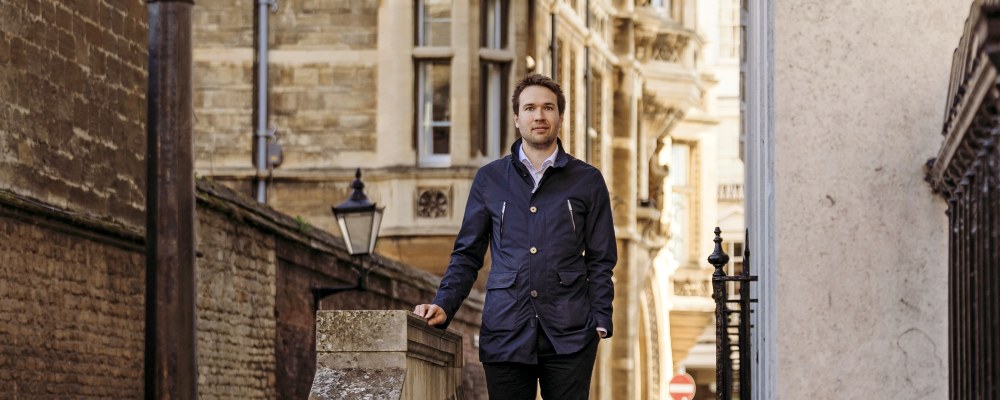 Janne Peltonen seisoo kivisessä kaupunkiympäristössä.