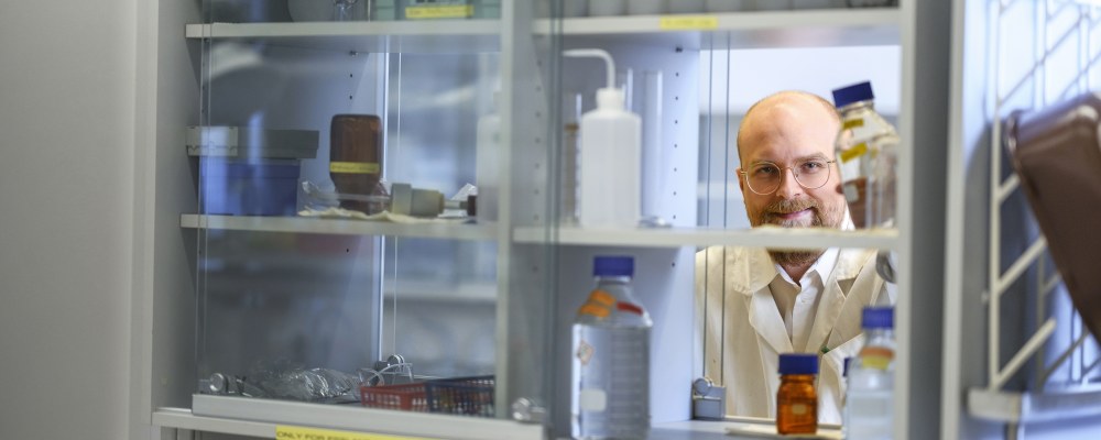 Juho Uzkurt Kaljunen katsoo kameraan.