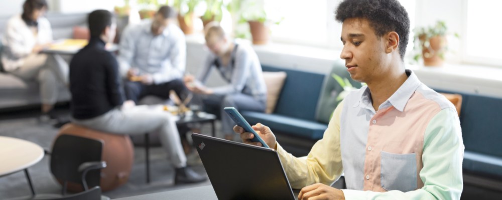 Opiskelija istuu tietokoneen ääressä.