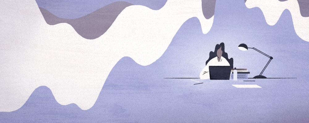 Nainen istuu aaltojen keskellä.