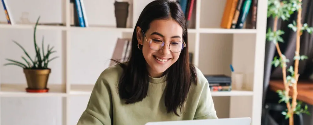 nainen tietokoneen ääressä