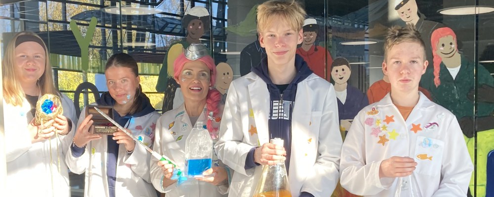 Joukko nuoria TEKin perhepäivillä Lappenrannassa.