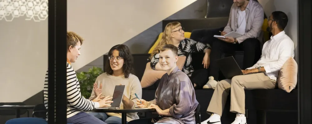 opiskelijat loungessa istumassa