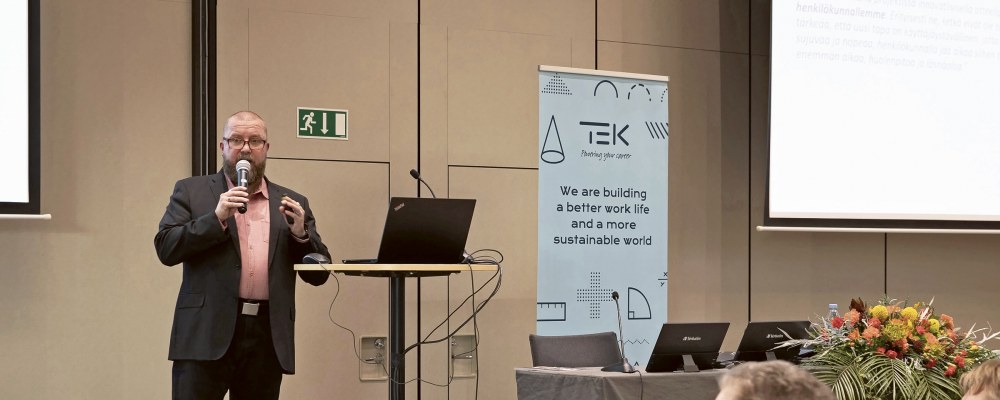 Jukka-Pekka Luhanko puhuu TEKin valtuustolle.