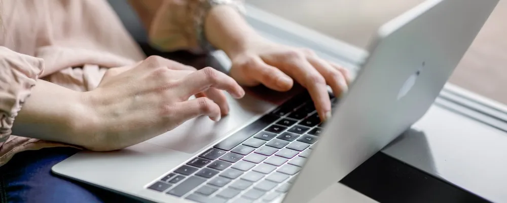 Tekkiläinen käyttämässä kannettavaa tietokonetta