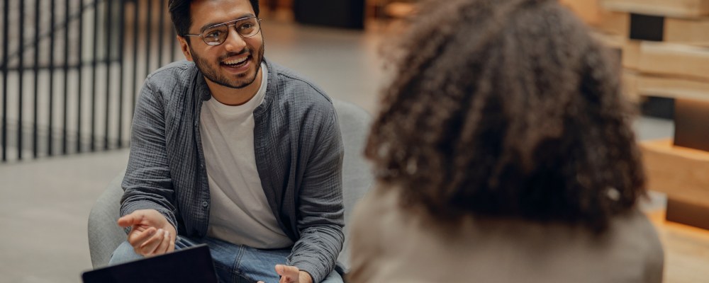 Henkilöt keskustelemassa.