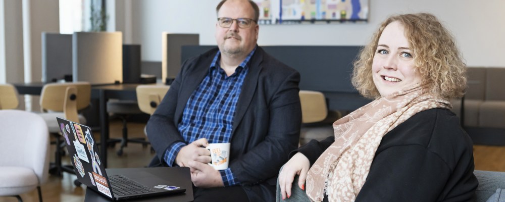 Goforen pääluottamushenkilö Staffan Österholm ja Goforen henkilöstöpäällikkö Laura Tero istuvat pöydän ääressä.