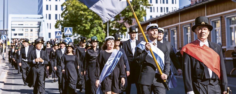 Joukko tohtoreita marssii.