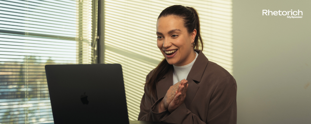 nainen, läppäri, iloinen