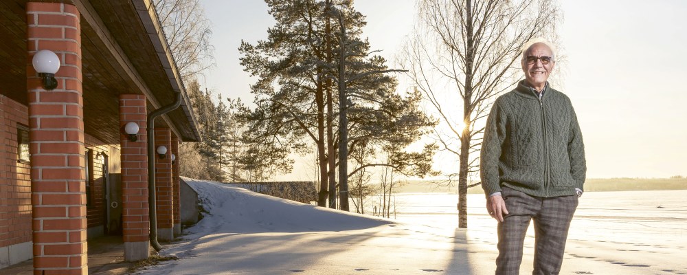 Siamäk Naghian seisoo aurinkoisessa, talvisessa maisemassa.