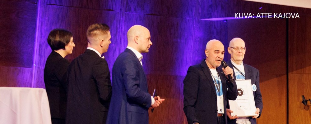 AKYn edustajat palkitsemistilaisuudessa.